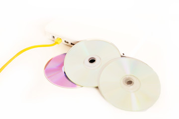 Netzwerkkabel in Laptop mit CD's