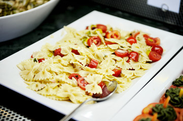 Farfalle with sweet red pepper and tomatoes