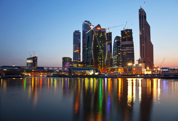 Fototapeta na wymiar Nowa konstrukcja w Moskwie na zachód słońca