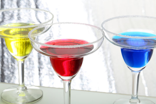 cocktails colorati giallo rosso e blue sfondo argento