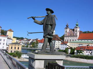 Stadtansicht von Steyr in Oberösterreich mit dem Flößerdenkmal
