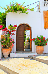 Fototapeta na wymiar Drzwi i dom w Lindos, Rodos, Grecja