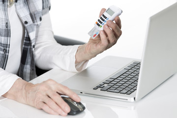 Oma beim online Banking mit Chiptan Generator in der Hand