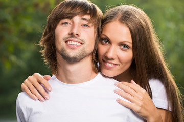 Obraz premium Young attractive couple together outdoors