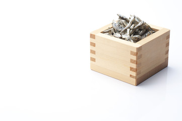 枡にはいった小魚の乾物