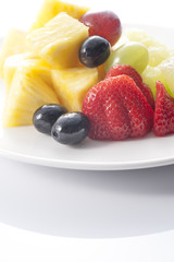 白背景にカットフルーツ