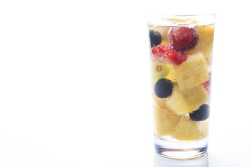 白背景にフルーツジュース