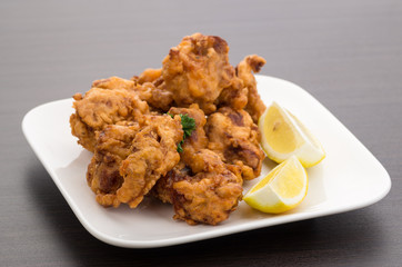 鶏のから揚げとレモン