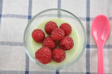 Pistazienpudding mit Himbeeren