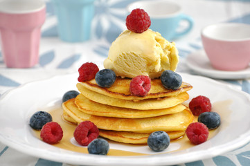 Pancakes mit Beeren und Eis