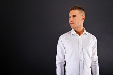Obraz premium Man with white shirt over dark background