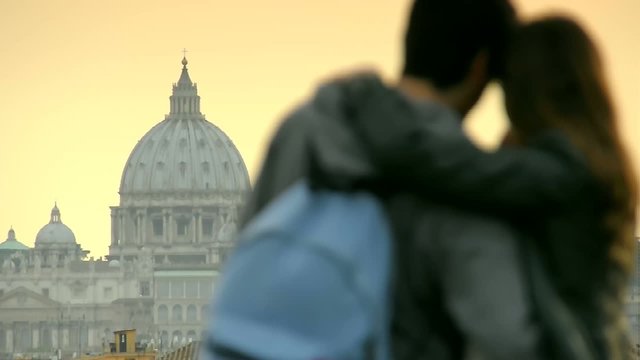 Roma ragazzi che si abbracciano