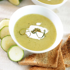 Zucchinicremesuppe mit frittierten Zucchinizesten
