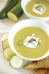 Feine Cremesuppe aus Zucchinis
