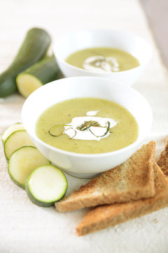 Zwei Schalen Zuchinisuppe