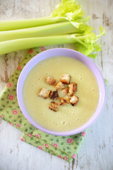 Draufsicht: Sellerieschaumsuppe mit Croutons