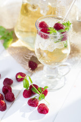 Maibowle mit frischem Waldmeister und Himbeeren