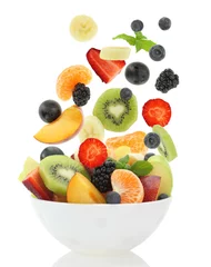 Photo sur Aluminium Fruits Salade de fruits frais mélangés tombant dans un bol de salade