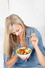 lachende frau isst obst
