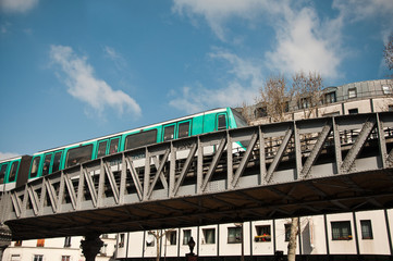 m&eacute;tro a&eacute;rien &agrave; Paris