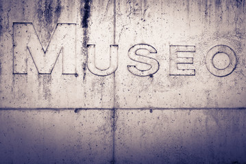 Palabra museo sobre pared de cemento
