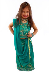 enfant en sari traditionnelle hindou
