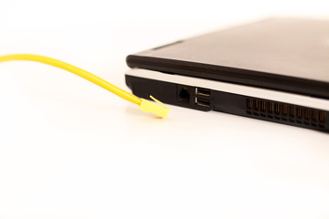 Netzwerkkabel und Laptop