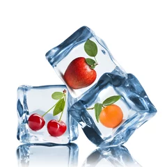 Foto op Canvas fruit in ijsblokjes op wit wordt geïsoleerd © artjazz
