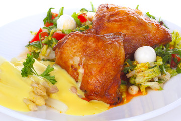 Hähnchenschenkel auf Salat und Spargelgemüse