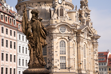 Fototapeta na wymiar Drezno Fontanna Pokoju z widokiem na Frauenkirche Victoria
