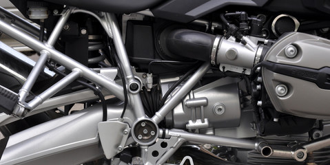 Fototapeta na wymiar Dettaglio di un motore cromato di una moto