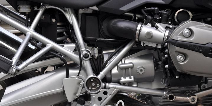 Dettaglio di un motore cromato di una moto