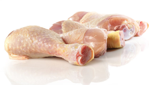 Muslos de pollo frescos.