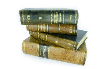 Libros antiguos apilados
