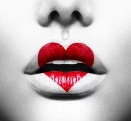 Crédence de cuisine en verre imprimé Lèvres fantaisie Beauty Sexy Lips avec de la peinture en forme de coeur
