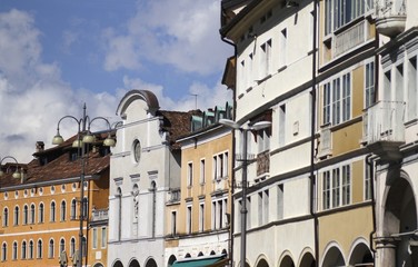 Belluno, edifici in piazza dei Martiri