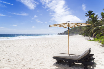 Obraz na płótnie Canvas Krzesło Beach na słonecznym wybrzeżu. Seszele.