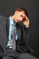 Naklejka premium Young businessman ton black background
