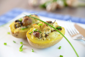Mit Tofu und Champignons gefüllte Kartoffeln