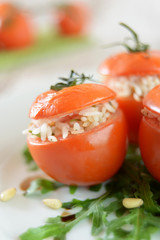 Nahaufnahme von Grilltomaten mit Reis