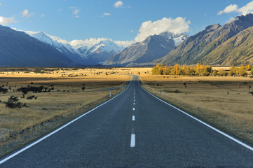 Gerade leere Autobahn, die in Aoraki-Mount Cook führt