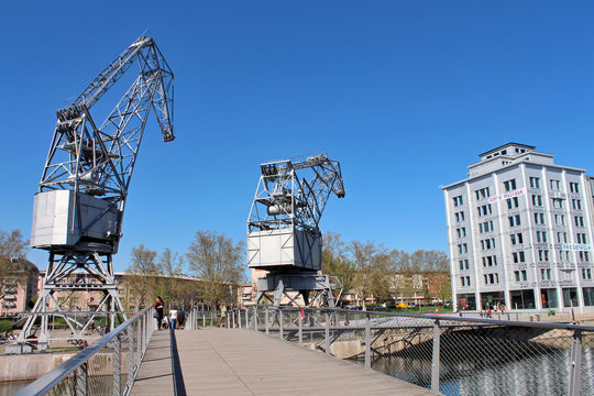 grues devant la m&eacute;diath&egrave;que de Strasbourg