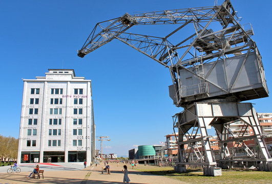grue devant la m&eacute;diath&egrave;que de Strasbourg