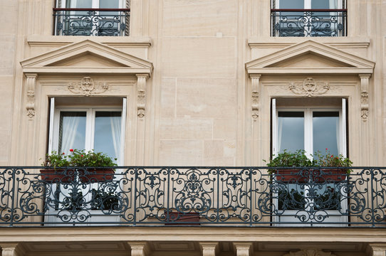 fenêtres immeuble parisien