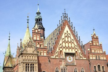Fototapeta na wymiar Dachy i elewacje Town Hall Wrocław