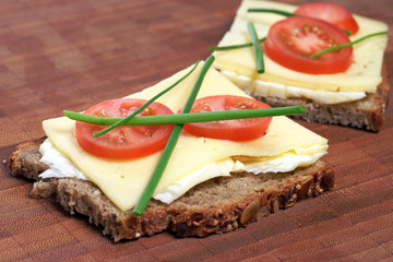 Vollkornbrot mit Tomaten und Käse