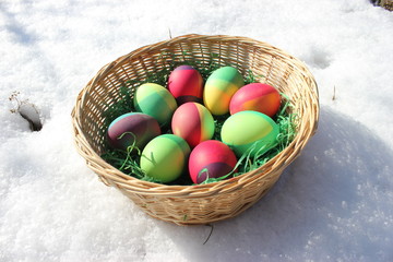 Osterkorb mit neun bunten Ostereiern