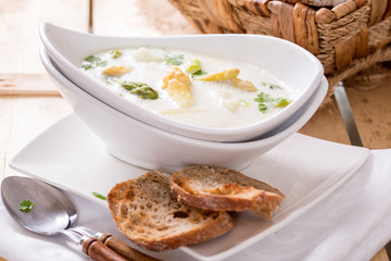 Spargelcremesuppe mit Stückchen