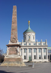Fototapeta na wymiar Zabytkowy ratusz i obelisk, Poczdam, Niemcy