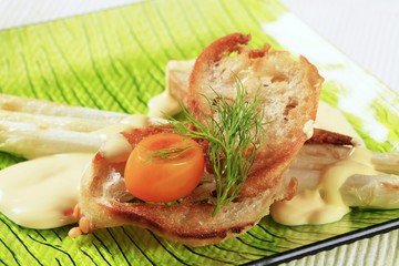 Asparagus and crispy bread